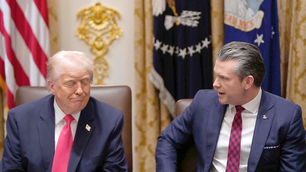 Wird Pentagon-Chef Hegseth zunehmend zur innenpolitischen Belastung für Präsident Trump? (Archivbild) Foto: Julia Demaree Nikhinson/AP/dpa
