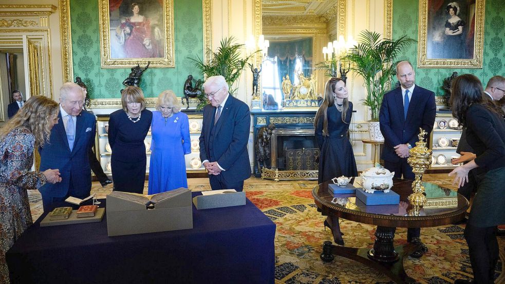 Dem Bundespräsidenten und seiner Frau wurden Objekte aus der Königlichen Sammlung präsentiert. Foto: Bernd von Jutrczenka/dpa