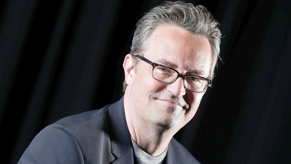 Matthew Perry wurde am 28. Oktober 2023 tot im Whirlpool seines Hauses in Los Angeles gefunden. (Archivbild) Foto: Brian Ach/AP/dpa