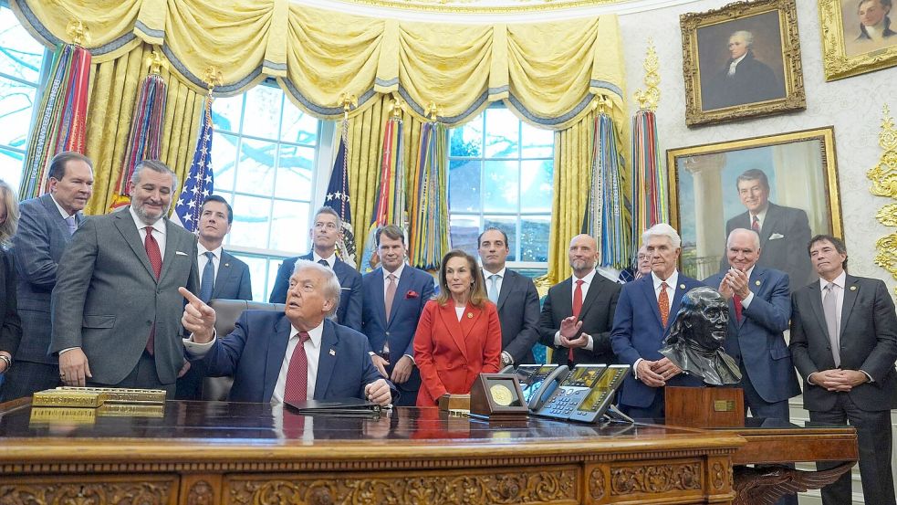 US-Präsident Donald Trump hält nichts von den Kraftstoffverbrauchsvorgaben seines Vorgängers Joe Biden. Foto: Evan Vucci/AP/dpa