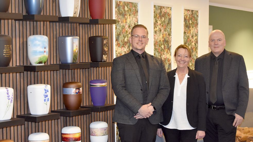 Jan Freese (von links) hat das Bestattungsunternehmen Santjer übernommen - die familiären Strukturen bleiben erhalten: Seine Mutter Martina Freese übernimmt die Aufgaben im Büro, ihr Lebensgefährte, der langjährige Mitarbeiter Gerd Dieter Groen, unterstützt den neuen Inhaber in der täglichen Arbeit. Foto: Prins