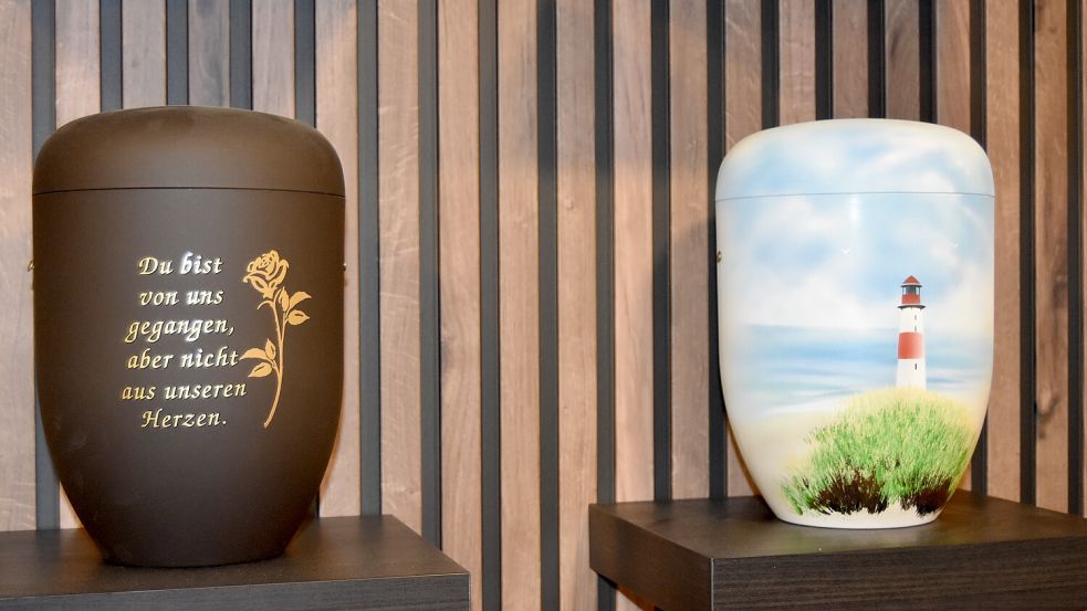 Im neuen Ladenlokal in Westrhauderfehn wird unter anderem eine Großauswahl an Urnen gezeigt. Klassische Varianten finden sich ebenso wie ganz persönliche Motive. Foto: Prins