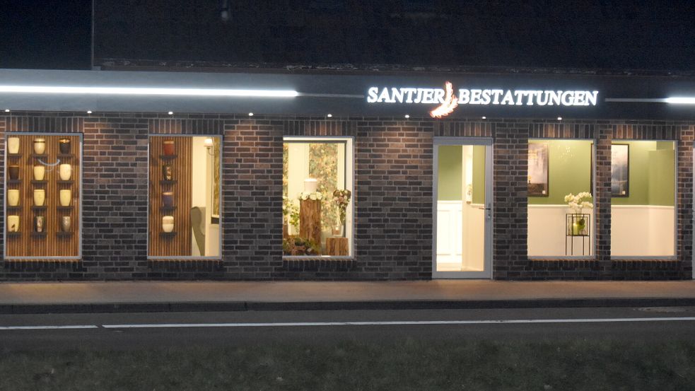 Bei der Gestaltung des neuen Ladenlokals am Untenende in Westrhauderfehn konnte sich Jan Freese ganz auf seinen Bruder verlassen: Der Bauunternehmer Gerrit Freese aus Holterfehn hat sich um den gesamten Innenausbau gekümmert. Foto: Prins