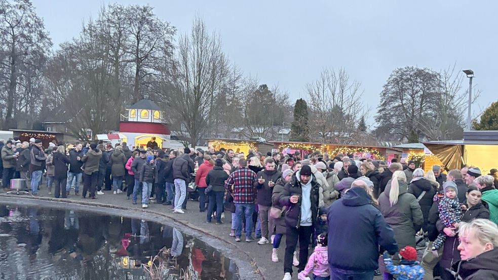 Rund um den Teich beim Autohaus K+E in Ostrhauderfehn findet am 6. und 7. Dezember 2025 zum zweiten Mal ein Weihnachtsmarkt statt. Foto: Henrik Zein/Archiv