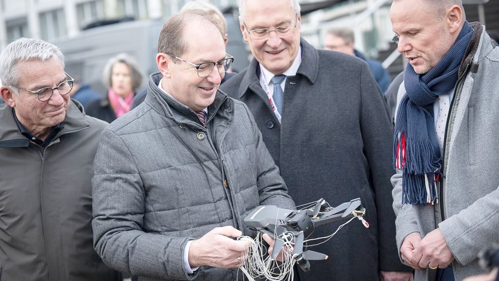 Bevor die Gespräche beginnen, zeigt die neue Drohnenabwehr-Einheit der Bundespolizeidirektion 11, was sie kann. Foto: Sina Schuldt