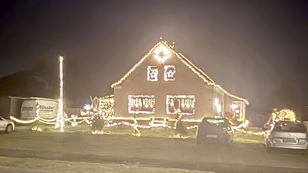Hell erleuchtet ist dieses Haus an der Kirchstraße in Ostrhauderfehn. Foto: Henrik Zein