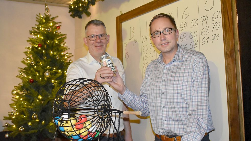 Helmut ter Hazeborg (links), auch „Bingo Ingo“ genannt, überreichte GA-Redaktionsleiter Henrik Zein eine Spende in Höhe von 1005 Euro. Foto: Thomas Hessenius