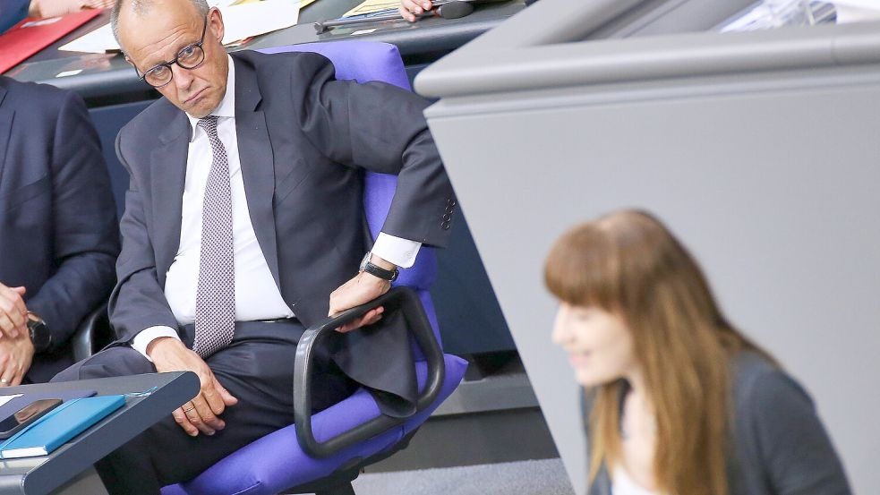Kanzler Friedrich Merz und Linken-Fraktionschefin Heidi Reichinnek im Bundestag. Am Freitag wird dort über das Rentenpaket abgestimmt. Foto: IMAGO/dts Nachrichtenagentur