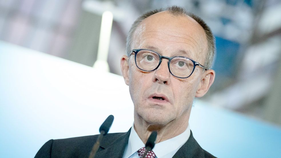 Viel unterwegs: Friedrich Merz bei seinem Antrittsbesuch diese Woche im Rathaus von Berlin, am Wochenende fliegt er nach Israel. In seiner Bundestagsfraktion ist etwas ins Rutschen gekommen. Foto: IMAGO/ESDES.Pictures, Bernd Elmenthaler