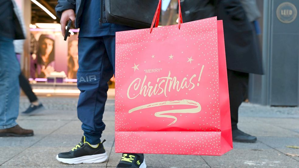 Viele Einzelhändler rechnen in diesem Jahr mit einem eher bescheidenen Weihnachtsgeschäft. (Symbolbild) Foto: Elisa Schu/dpa