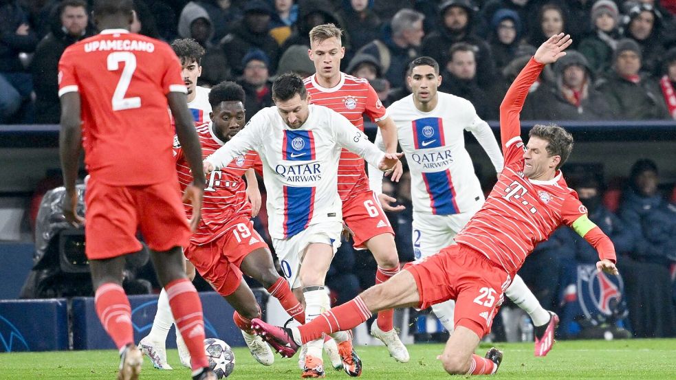 Das bislang letzte Duell zwischen Messi (Mitte) und Müller war das Achtelfinal-Rückspiel zwischen Bayern und Paris im März 2023. (Archivbild) Foto: Sven Hoppe