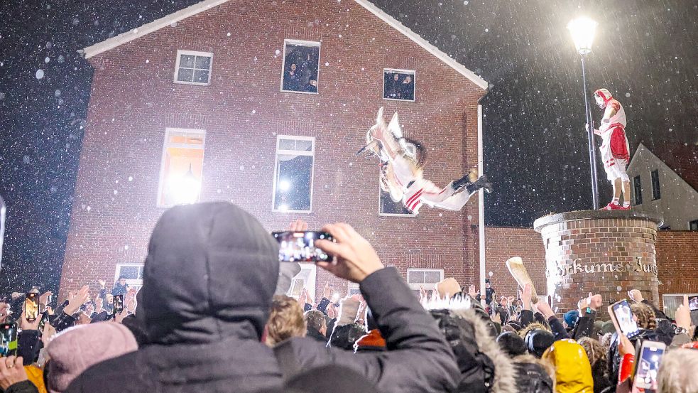 Mit dem Sprung von der Säule endet traditionell „Klaasohm“ auf Borkum. Das Foto entstand 2024. Foto: Claus Hock