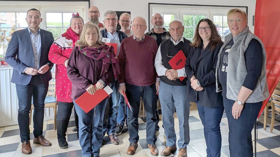 Die geehrten SPD-Mitglieder und Gäste bei der Jahresabschlussfeier im Fährhaus Mitling-Mark. Das Foto zeigt (von links) Nico Bloem, Britta Janssen-Drexhage, Gaby Ostholthoff, Stefan Geiger, Wilhelm Köller, Thomas Lenger, Helmut Bron, Ingo Schwertmann, Günther Struwe, Anja Troff-Schaffarzyk und Ursula Zimmer. Foto: SPD Völlen/ Richard Zimmer