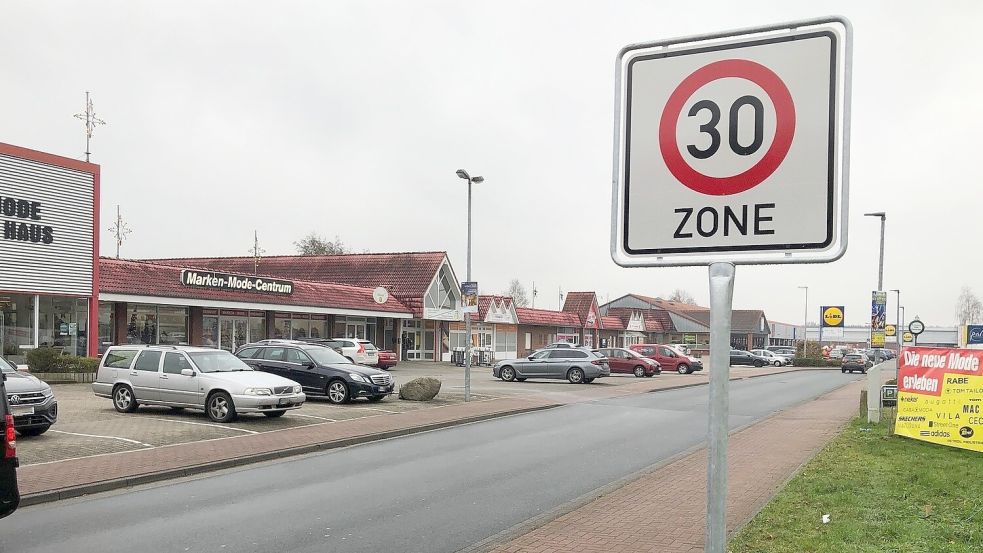 Rund um das Ida-Zentrum in Idafehn gilt jetzt Tempo dreißig – die neuen Schilder weisen auf die veränderte Verkehrsregelung hin. Foto: Gemeinde Ostrhauderfehn