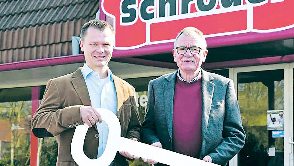 Frank Schröder (links) hat Anfang 2019 die Firma Polster Schröder von seinem Vater Eberhard Schröder übernommen. Das Foto entstand bei der symbolischen Schlüsselübergabe. Foto: Archiv