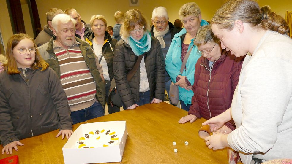Das Foto zeigt eine Verknobelung im Feuerwehrhaus in Folmhusen. Foto: Elke Wieking/Archiv