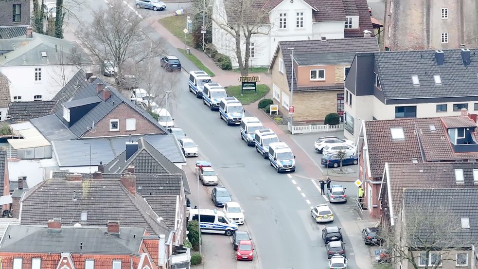 •Zahlreiche Einsatzfahrzeuge der Polizei standen in der Oldersumer Straße in Aurich.