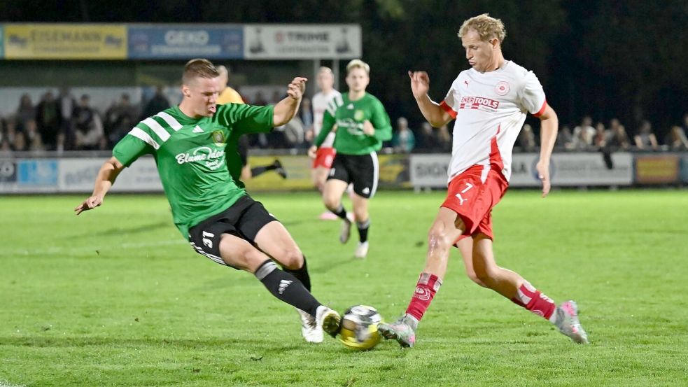 Es ist eine ganz enge Kiste an der Tabellenspitze der Fußball-Bezirksliga. Das direkte Duell zwischen dem TuS Pewsum (links Julian Jauken) und dem SV Großefehn (rechts Holger Wulff) endete mit einem Unentschieden. Beide Teams sind weiterhin ungeschlagen. Foto: Jens Doden, Blomberg