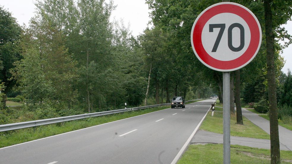 Der Radweg entlang der Oldenburger Straße wird auf einem Teilabschnitt saniert. Foto: Hans Passmann/Archiv