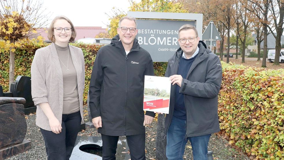 Yvonne Dierkes und Bürgermeister Nils Anhuth (rechts) überbrachten Daniel Cassens vom Bestattungsinstitut Blömer den Zuwendungsbescheid. Foto: Gemeinde Barßel