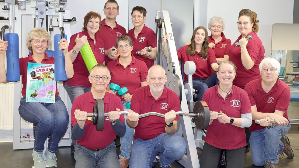 Die Theatergruppe Strücklingen bereitet gut gelaunt das neue Stück vor. Es spielen (vorne, von links): Willehad Harms, Dennis Tepe, Alexandra Kruse, Ingo Immer sowei (hintere Reihe, von links): Gabriele Harms, Petra Kliem, Stefan Satvermann, Anita Kruse, Christiane Immer, Sabrina Mohrmann, Trute Brüntjen und Michaela Janßen. Foto: Theatergruppe Strücklingen