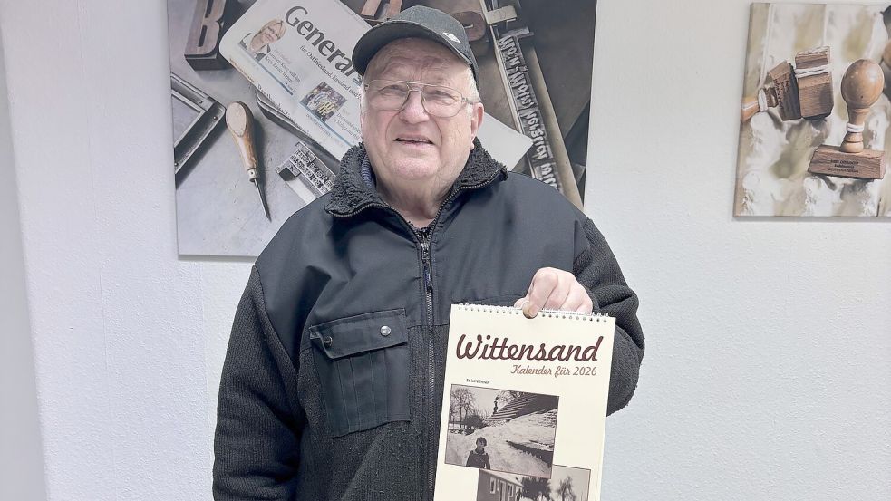 Ahlrich Arens präsentiert bei einem Besuch in der Redaktion den Kalender für 2026. Foto: Horst Kruse