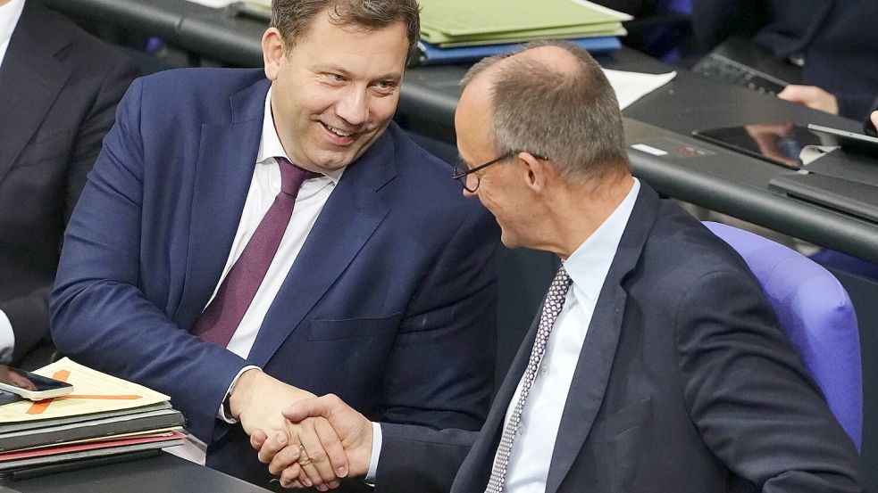 Es ist noch einmal gut gegangen: Klingbeil und Merz atmen auf. Foto: Kay Nietfeld