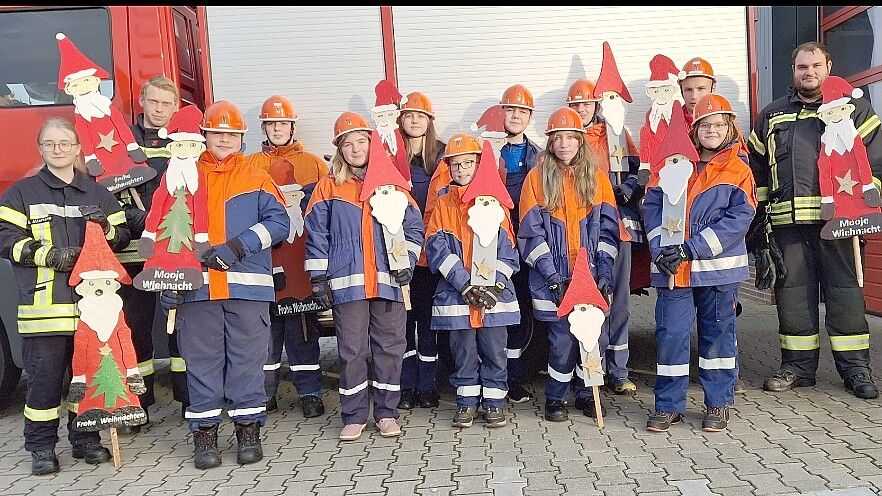 Mitglieder der Jugendfeuerwehr Rhaudermoor haben zusammen mit Betreuern in Rhaudermoor Wichtel verteilt. Foto: Feuerwehr Rhaudermoor