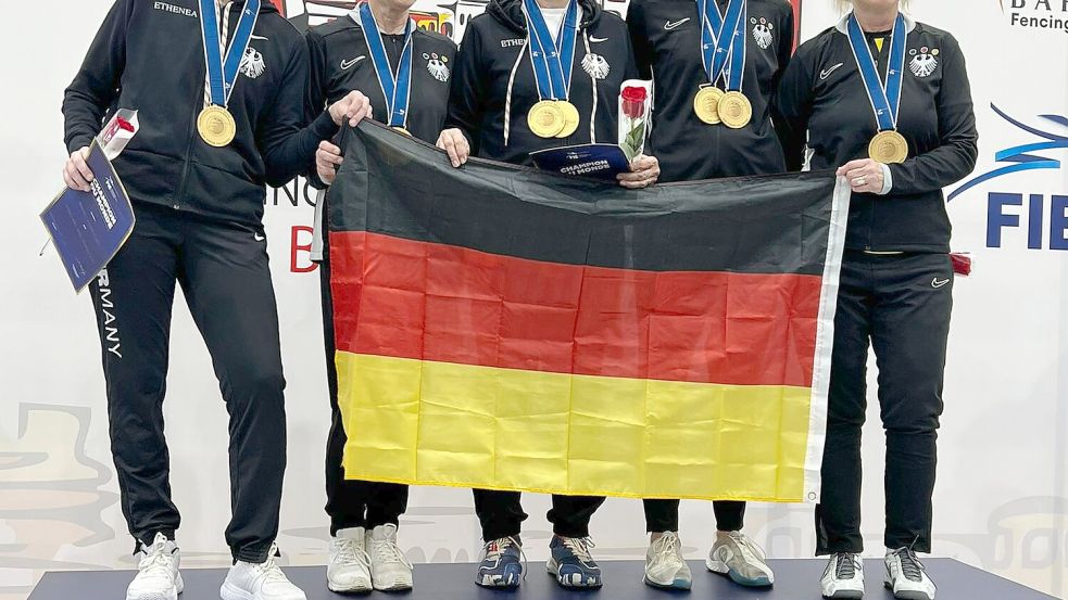 Das deutsche Frauen-Team um die Bramscher Fechterin Halka Tuchen (re.) verteidigte den WM-Titel in Bahrain, die Freude war bei allen aber genauso groß wie beim ersten Mal. Foto: Halka Tuchen