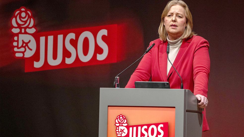 Bundesarbeitsministerin und SPD-Parteivorsitzende Bärbel Bas bei ihrer Rede auf dem Jusos-Kongress in Mannheim. Foto: dpa/Harald Tittel
