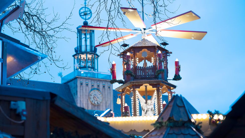 Ein Besucher wurde mitten in der Weihnachtsidylle des Emder Engelkemarktes darauf angesprochen, ob er Kokain kaufen möchte. Foto: Klaus Ortgies