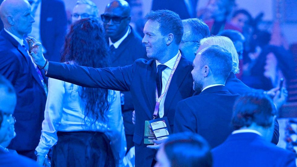 Nagelsmann macht ein Selfie vor der Losung. Foto: Mandel Ngan/POOL AFP/AP/dpa