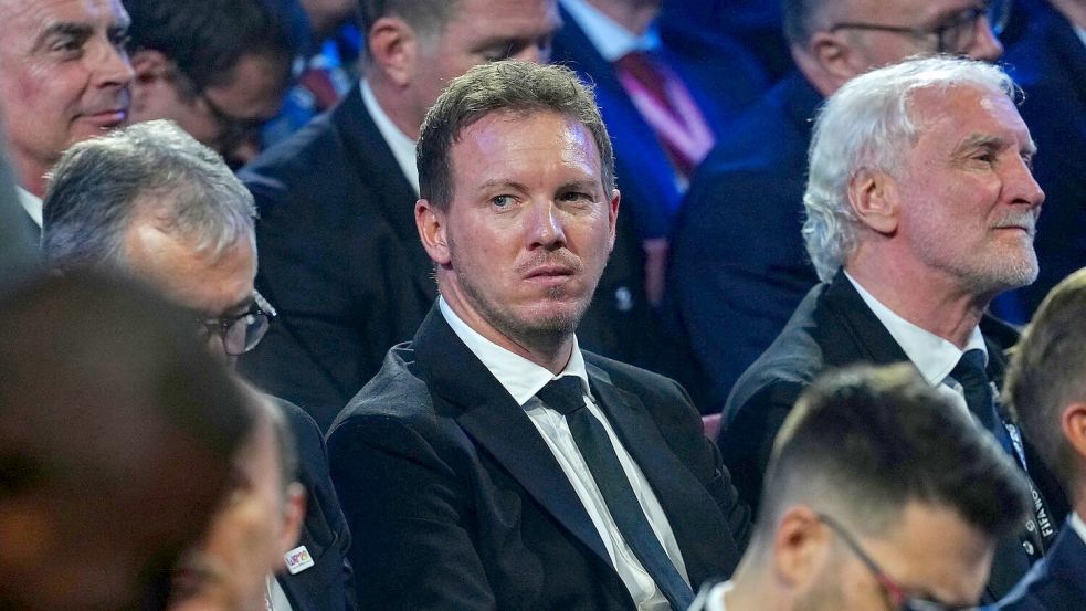 Julian Nagelsmann verfolgt die Auslosung an der Seite von Rudi Völler. Foto: Jia Haocheng/POOL Xinhua/AP/dpa