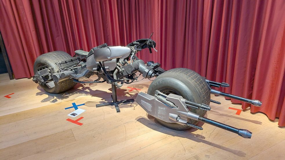 Das ikonische Motorrad von Superheld Batman aus den Filmen „The Dark Knight“ und „The Dark Knight Rises“. Foto: Philip Dethlefs/dpa