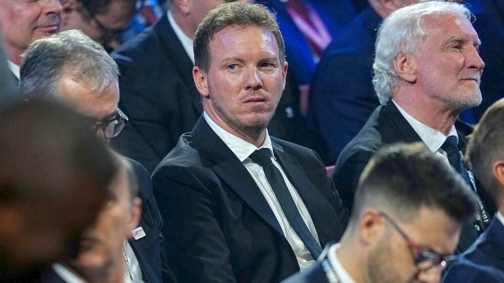 Julian Nagelsmann verfolgt die WM-Auslosung. Foto: Jia Haocheng/POOL Xinhua/AP/dpa