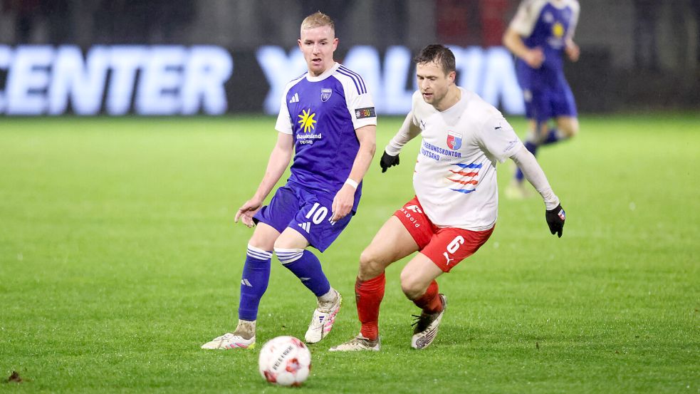 Tobias Steffen (links) will mit Kickers Emden am Samstag einen Heimsieg gegen den HSC Hannover feiern. Foto: Jens Doden/Emden