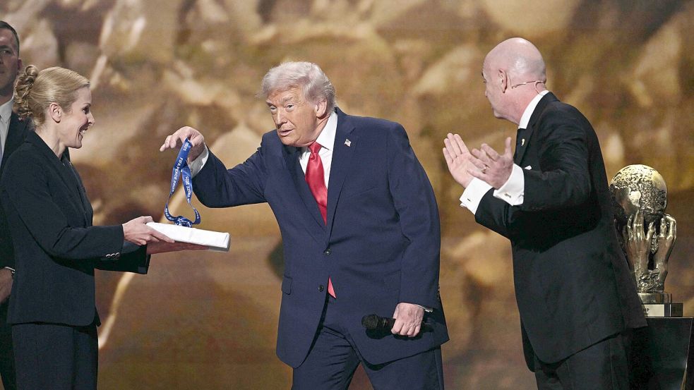 Trump erhält den neu geschaffenen Friedenspreis der Fifa – und hängt sich die Medaille selbst um. Foto: AFP/BRENDAN SMIALOWSKI