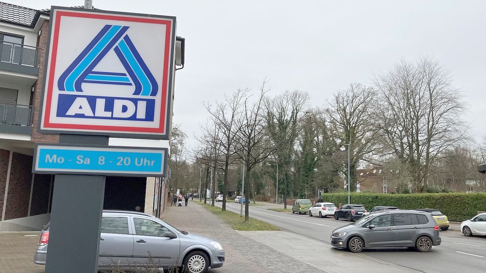 Morgens eine Stunde später öffnet Aldi am Stadtpark in Papenburg nun. Foto: Michael Kierstein