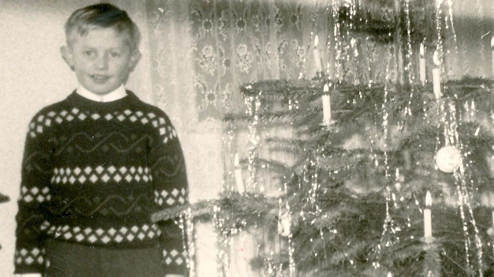 Tadäus Spekker steht neben Tannenbaum. Der wurde damals in seiner Familie dezent mit echten Kerzen, Lametta und Kugeln geschmückt. Foto: Privat