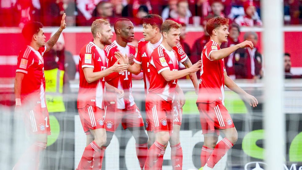 Traf sehenswert zur Münchner 1:0-Führung: Konrad Laimer (2.v.l.). Foto: Tom Weller