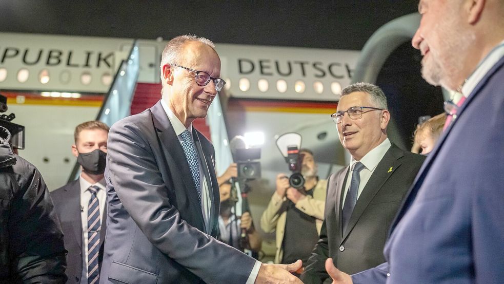 Der Kanzler ist zu seinem Antrittsbesuch in Israel eingetroffen. Foto: Michael Kappeler/dpa