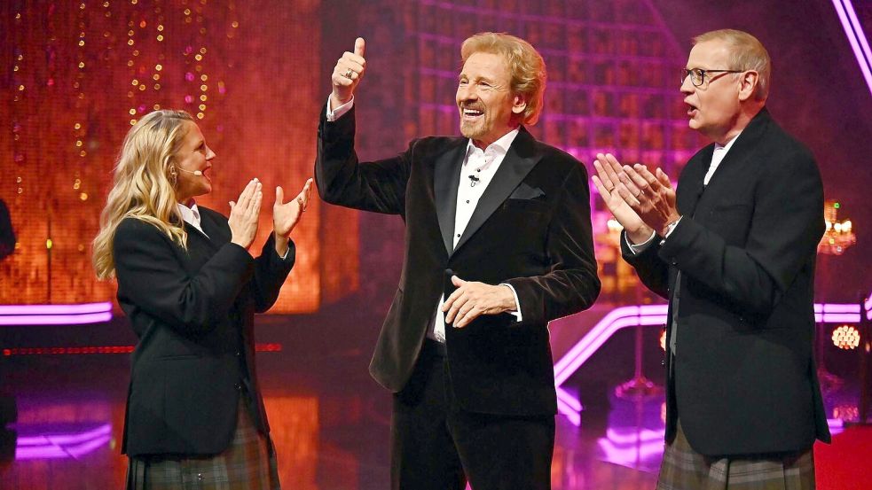 Die Co-Moderatoren Barbara Schöneberger und Günther Jauch hatten zu Beginn der Show zu Ehren von Thomas Gottschalk Schottenröcke an. Foto: Julia Feldhagen/RTL/dpa