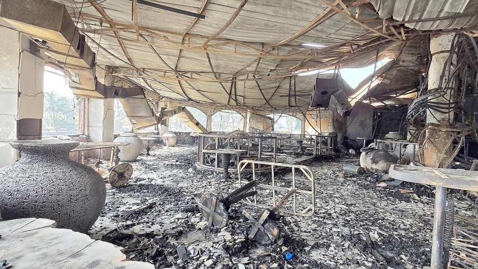 Die verkohlten Innenräume eines Nachtclubs, der am frühen Sonntag in Brand geraten war, sind in Arpora, Goa, zu sehen. (Foto aktuell) Foto: Uncredited/AP/dpa