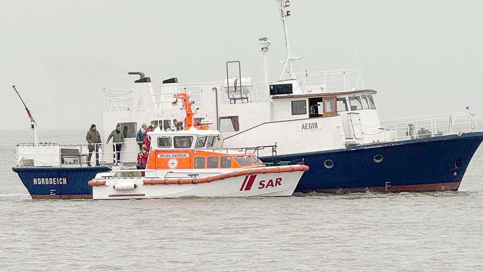 Ein Schiff der Deutschen Gesellschaft zur Rettung Schiffbrüchiger (DGzRS) holte die Passagiere von Bord des Bestattungsschiffes. Foto: Die Seenotretter - DGzRS/dpa