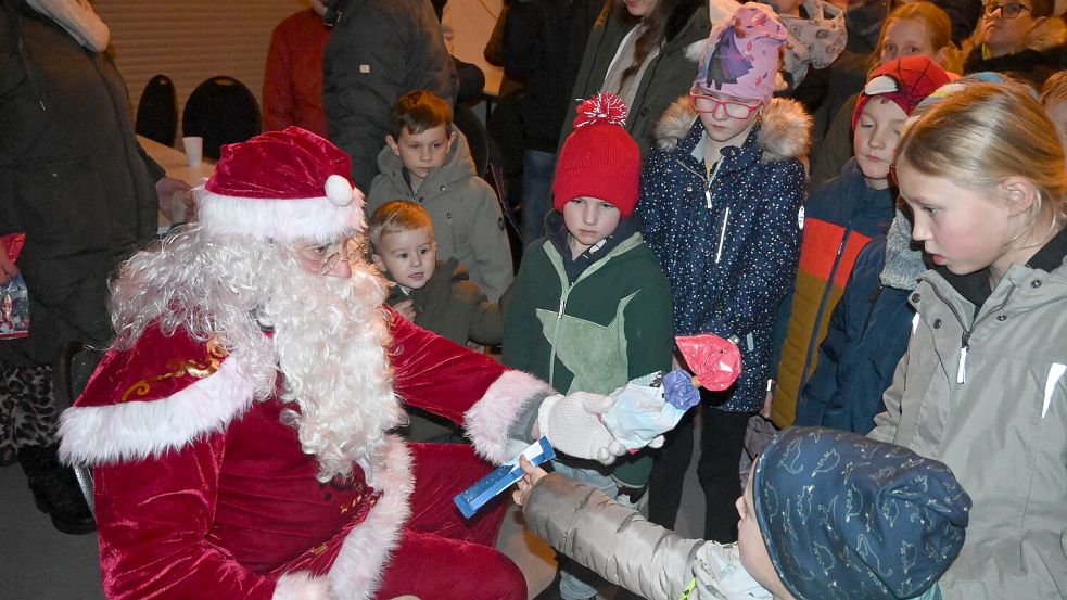 Der Nikolaus hatte in Holte Geschenke für die jüngsten Besucher dabei. Zuvor wurde gemeinsam gesungen. Foto: Holger Weers