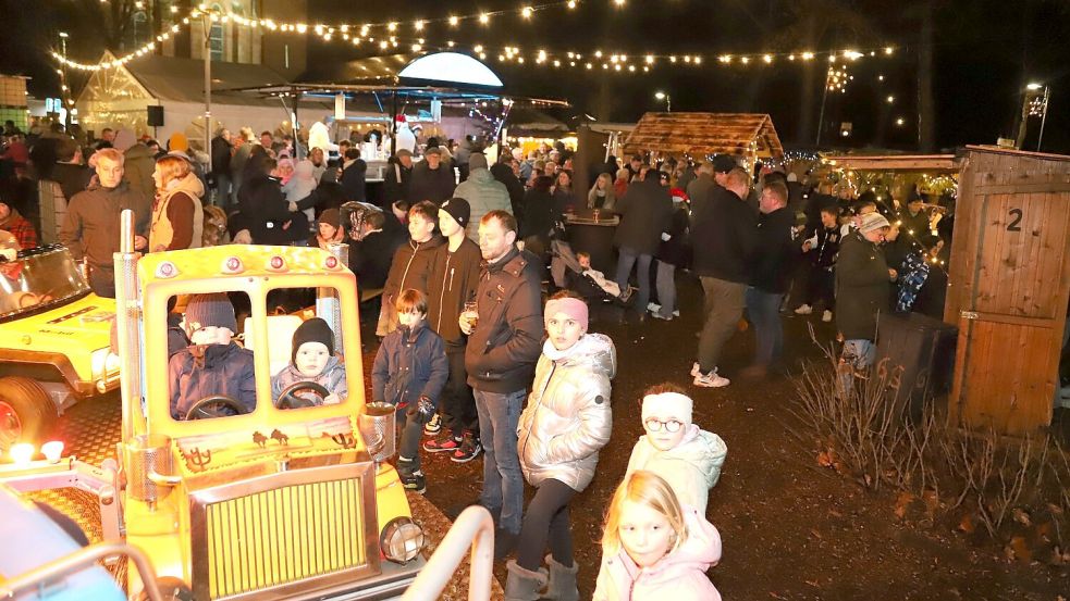 Der Weihnachtsmarkt in Strücklingen bot trotz des regnerischen Wetters viele schöne Eindrücke. Foto: Hans Passmann