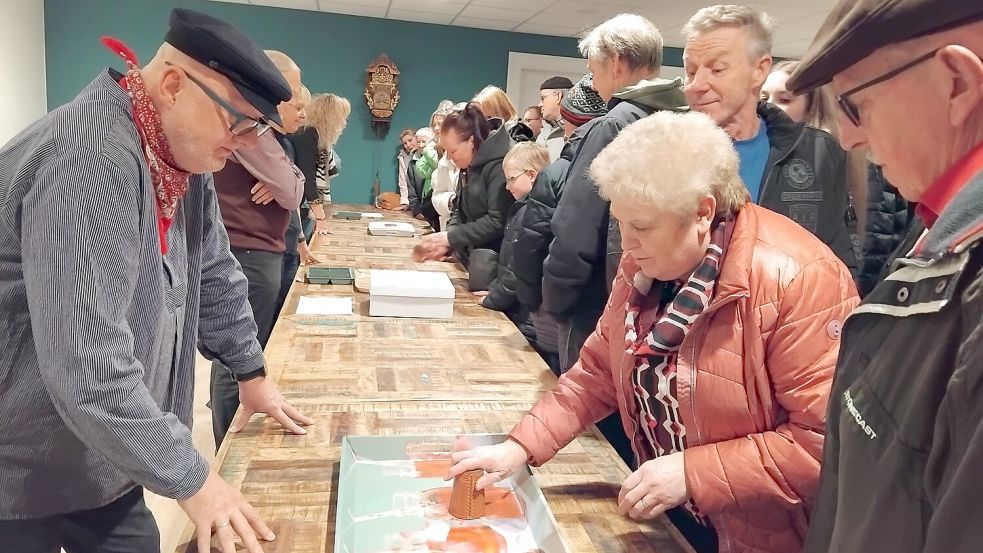 Welche Zahlen liegen wohl unter dem Becher, war vermutlich die meistgestellte Frage des Abends. Fotos: Clarissa Scherzer