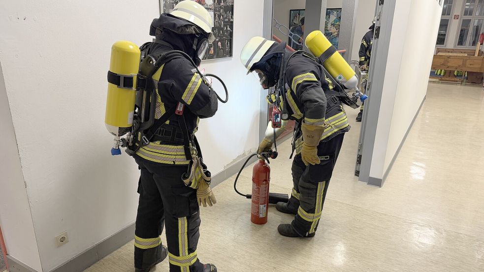 Im Gebäude war die Quelle des Brandgeruchs schnell gefunden. Foto: Thomas Weege/Feuerwehr Norden