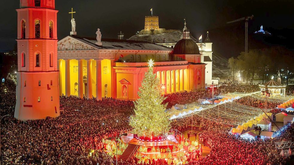Der nationale Weihnachtsbaum beeindruckt mit einem jährlich neu gestalteten Lichtkonzept, das die litauische Hauptstadt in der Adventszeit erstrahlen lässt. (Archivbild) Foto: Mindaugas Kulbis/AP/dpa