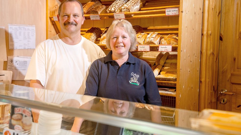 Volker und Anne Hansen in der Bäckerei Hansen in Esgrus. Sie gehen nach 40 Jahren in den Ruhestand und schließen den Betrieb, da kein Nachfolger gefunden wurde. Foto: Jörg Kasischke